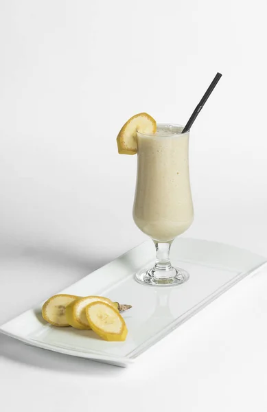 Smoothie banane sur fond blanc — Photo