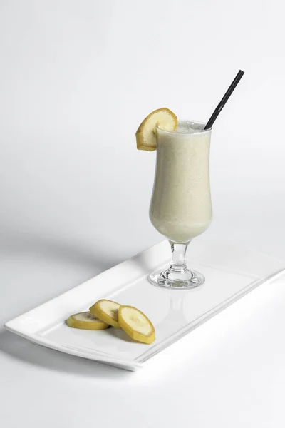 Batido de banana sobre fundo branco — Fotografia de Stock