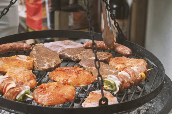 Verschiedene Fleischsorten werden gegrillt — Stockfoto