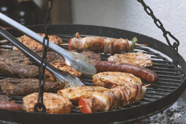 Verschiedene Fleischsorten werden gegrillt — Stockfoto