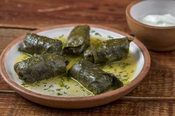 Dolma gefüllt mit Fleisch und Reisblättern von Trauben — Stockfoto