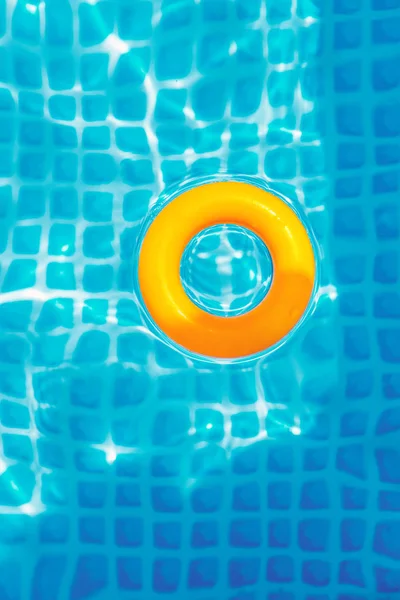 Sárga Felfújható Gyűrű Úszó Uszodában Napsütéses Napon Felülnézet — Stock Fotó