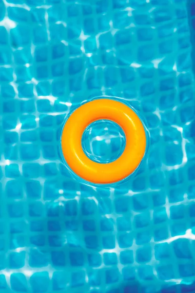 Güneşli Gün Yüzme Havuzunda Yüzen Sarı Şişme Yüzük Üst Görünüm — Stok fotoğraf