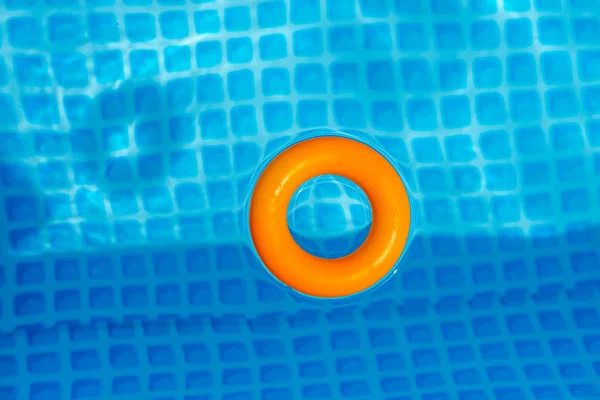 Oranžová Nafukovací Kruh Plovoucí Bazénu Slunečný Den Pohled Shora — Stock fotografie