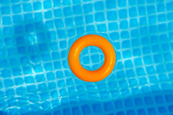 Orange Inflatable Ring Floating Swimming Pool Sunny Day Top View — Stock Photo, Image