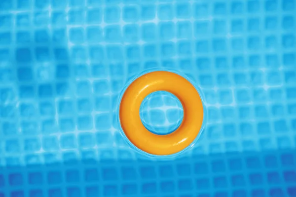 Апельсиновое Надувное Кольцо Плавающее Бассейне Солнечный День Вид Сверху — стоковое фото