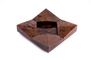 Güzel lüks taş kül tablası üzerinde beyaz izole