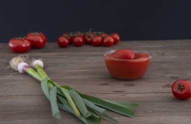 Ahşap bir arka plan üzerinde baharat ile kendi suyu bütün konserve domates