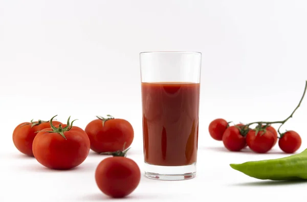 Glas Mit Frischem Tomatensaft Paprika Und Tomaten Auf Weißem Hintergrund — Stockfoto