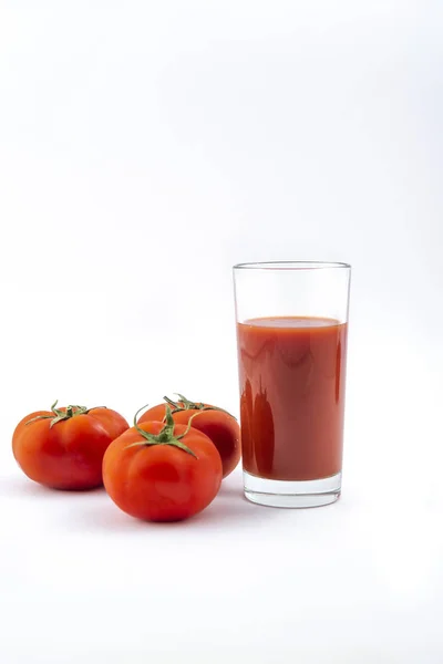 Tomatensaft Glas Und Reife Tomaten Auf Weißem Hintergrund — Stockfoto