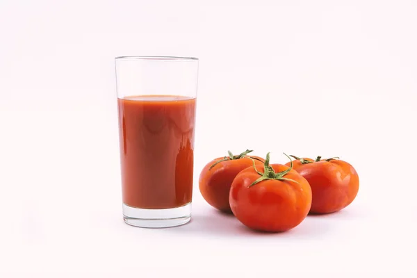 Tomatensaft Glas Und Reife Tomaten Auf Weißem Hintergrund — Stockfoto