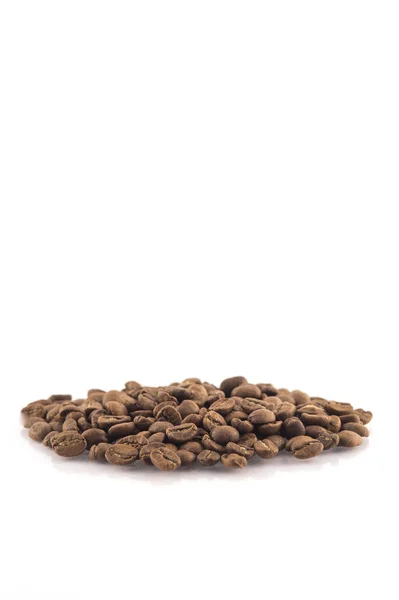 Gebrande Koffiebonen Stapel Witte Achtergrond — Stockfoto