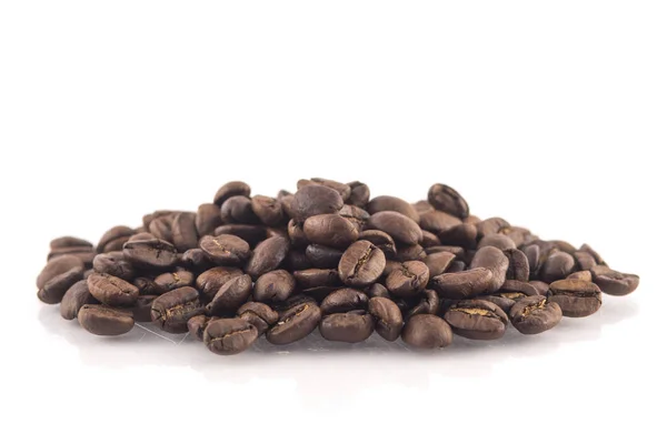 Rostade Kaffebönor Stapla Vit Bakgrund — Stockfoto