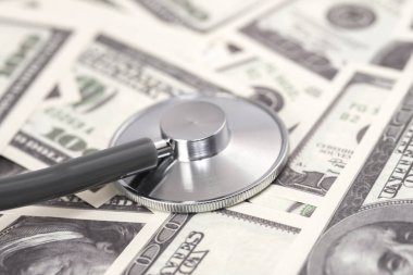 dolar banknot üzerinde tıbbi stetoskop. yakın çekim