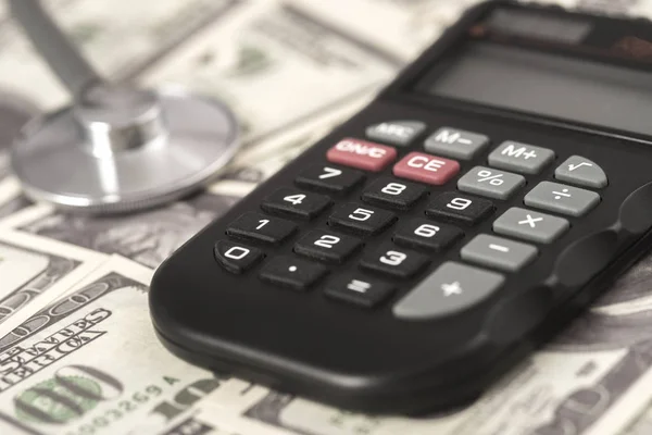 Stethoscope Αριθμομηχανή Και Χαρτονομίσματα Δολάριου Έννοια Πληρωμής Για Ιατρική Υπηρεσία — Φωτογραφία Αρχείου