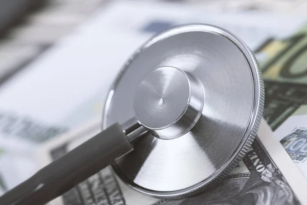 Estetoscópio Médico Sobre Dólares Notas Euro — Fotografia de Stock