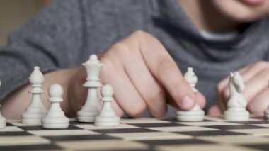 Satranç oynayan sevimli çocuk. çocukluk ve masa oyunları kavramı, beyin gelişimi ve mantık