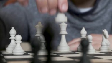 Satranç oynayan sevimli çocuk. çocukluk ve masa oyunları kavramı, beyin gelişimi ve mantık