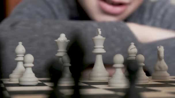 Netter Junge Beim Schachspielen Das Konzept Der Kindheit Und Brettspiele — Stockvideo