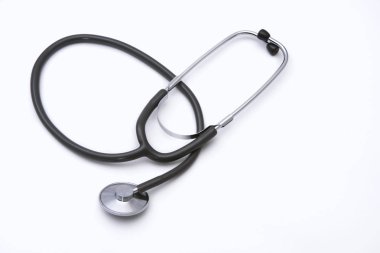 Beyaz arka planda siyah tıbbi stetoskop