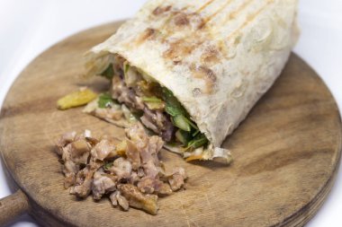 shawarma sandviç, Hünkar, gyro ahşap bir masa üzerinde