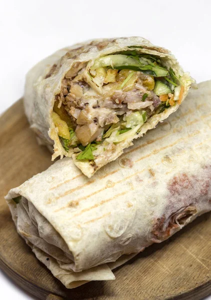 Shawarma Sandwich, Dönerspieß, Gyro auf einem Holztisch — Stockfoto