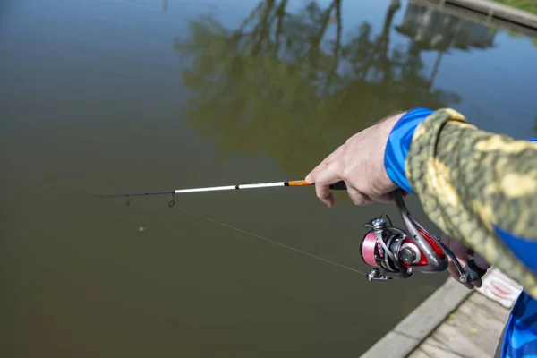 Mann Angelt Mit Angelrute Auf Teich Frühlingstag Hobbys Freizeit Und — Stockfoto