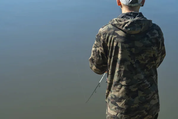 Pescador Con Caña Carrete Giratorio Orilla Del Río Pesca Naturaleza — Foto de Stock