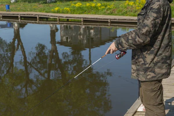 Pescador Con Caña Carrete Giratorio Orilla Del Río Pesca Naturaleza —  Fotos de Stock