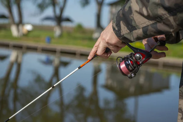 Hombre Pesca Con Caña Pescar Estanque Día Primavera Hobbies Recreación — Foto de Stock