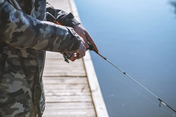 Pescador Con Caña Carrete Giratorio Orilla Del Río Pesca Naturaleza — Foto de Stock