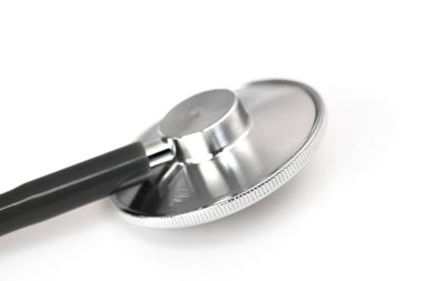 Stetoskop darbe beyaz arka plan üzerinde kontrol etmek için