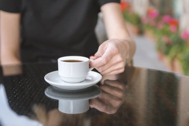 Bir kız kafede kahve içiyor..