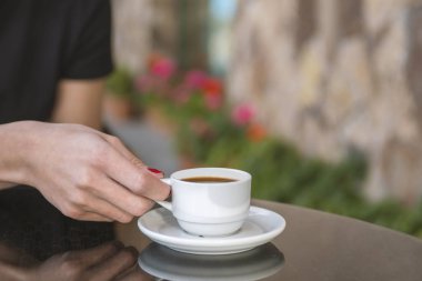 Bir kız kafede kahve içiyor..