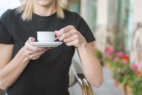 Bir kız kafede kahve içiyor.. — Stok fotoğraf