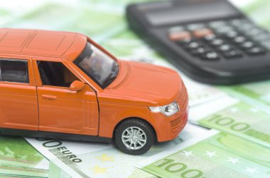 turuncu araba ve para, euro ve dolar. sigorta kavramı