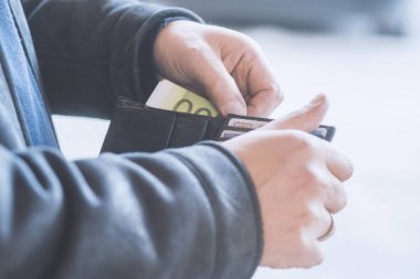 adam cüzdanından para çeker