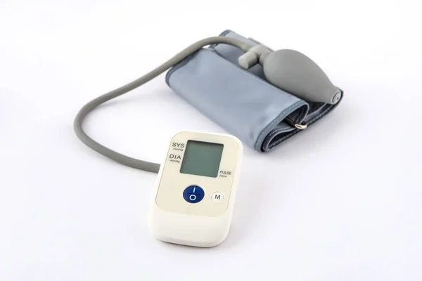 Automatický ukazatel pro kontrolu digitálního krevního tlaku na bílém backgu — Stock fotografie