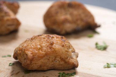 Tahta tahtada Barbekü Tavuk Dilimleri