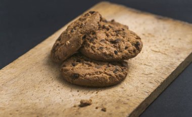 Tahta masada çikolatalı kurabiyeler. Çikolata parçacıklı kurabiye.