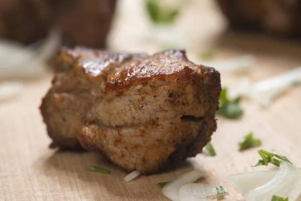 Kousky vepřové kebab na dřevěném prkénku — Stock fotografie