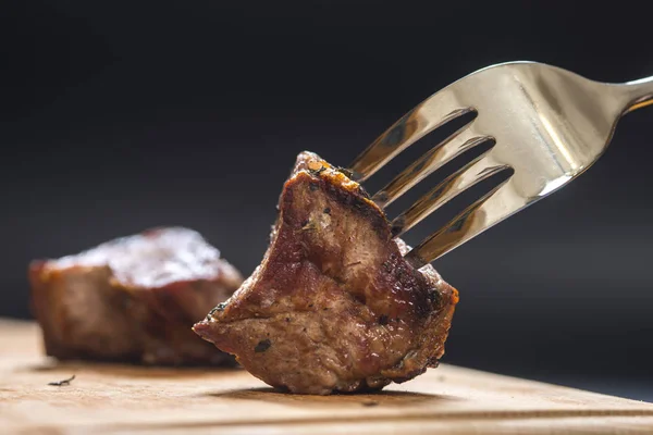 Кусок Мяса Вилке Темный Фон — стоковое фото
