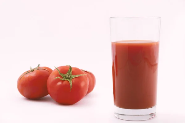 Tomatensaft Glas Und Reife Tomaten Auf Weißem Hintergrund — Stockfoto