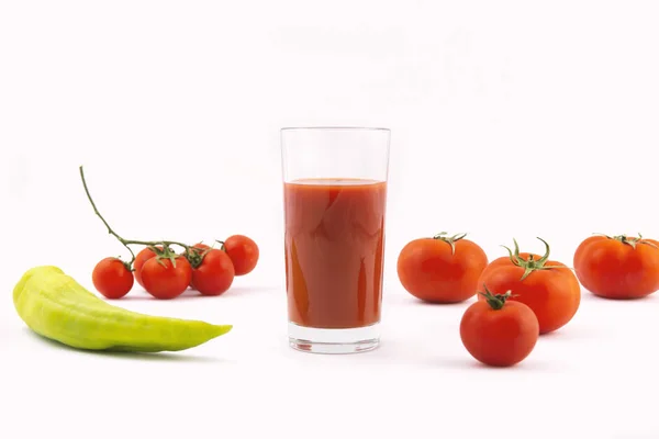 Glas Mit Frischem Tomatensaft Paprika Und Tomaten Auf Weißem Hintergrund — Stockfoto