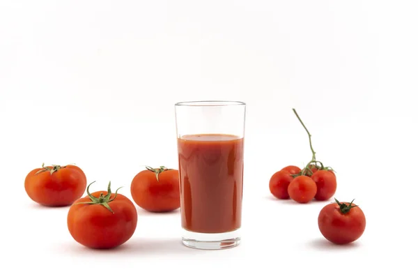 Tomatensaft Glas Und Reife Tomaten Auf Weißem Hintergrund — Stockfoto