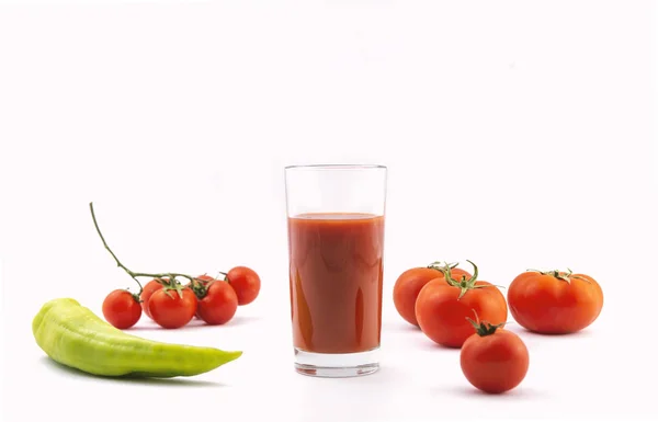 Tomatensaft Glas Und Reife Tomaten Auf Weißem Hintergrund — Stockfoto