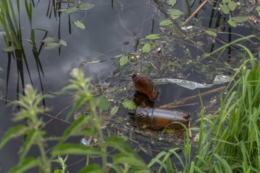 gölde su plastik çöp