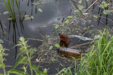 gölde su plastik çöp