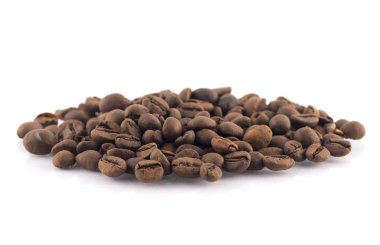 Kavrulmuş kahve çekirdekleri beyaz arka plan üzerinde kazık