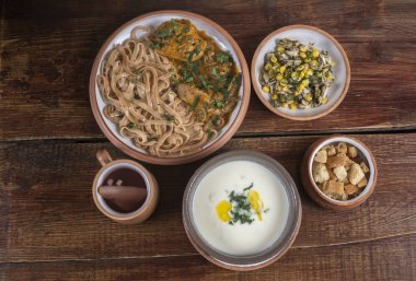 Ahşap tabl üzerinde seramik tabaklarda Orta Doğu mutfağı yemekleri